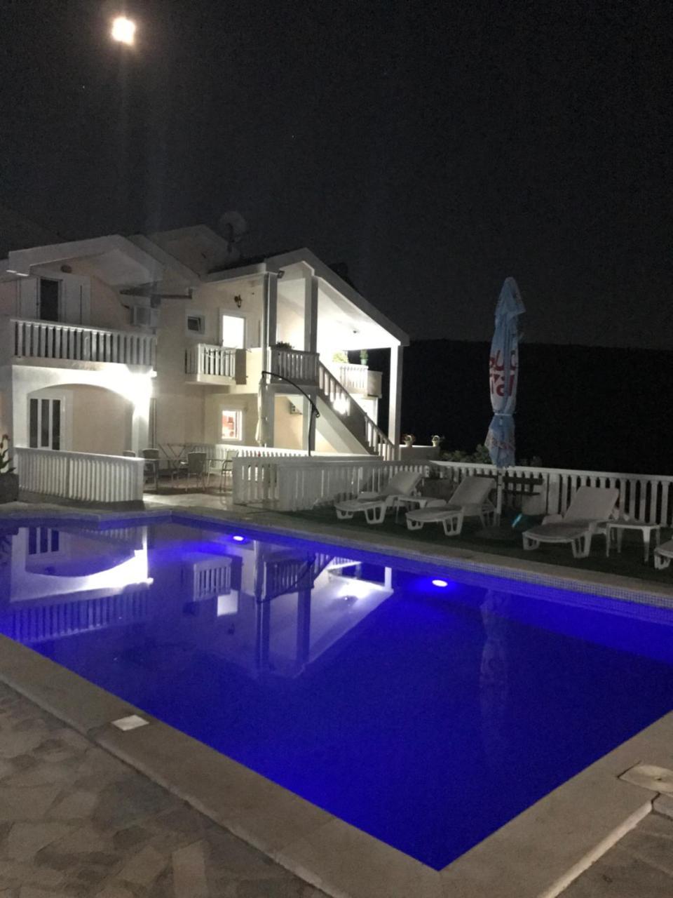 Apartments Vila Lazarevic Tivat Eksteriør bilde